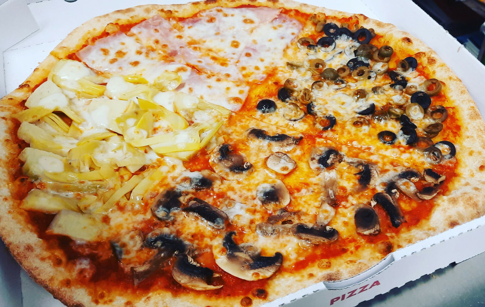 Une pizza blanche recouverte de fromage.